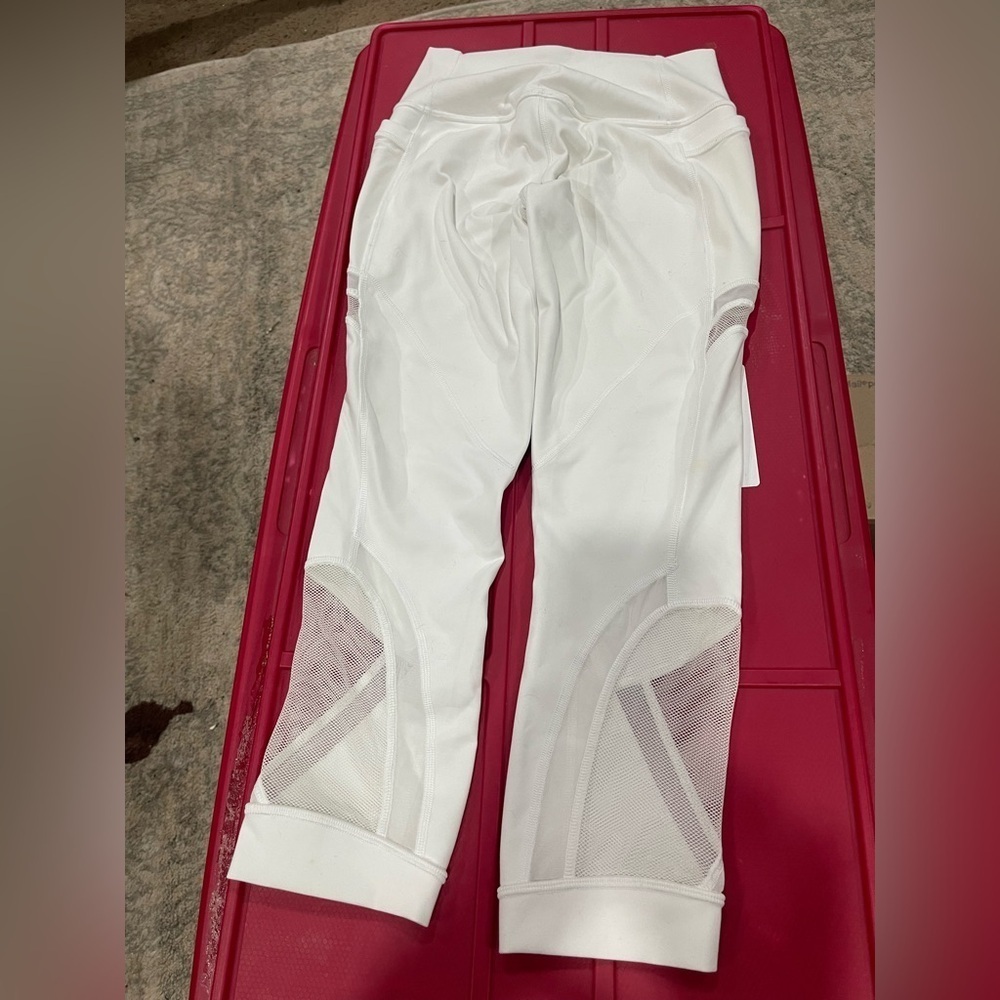 Lululemon cropped White Leggings size 4, mess on legs.NWT